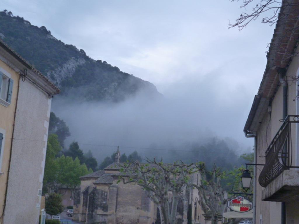 Gite Fa Mille Maison Bleu Robion en Luberon Экстерьер фото